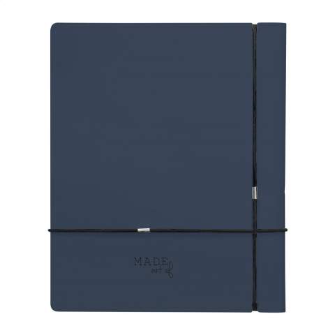Carnet en format A5 avec une couverture réalisée à partir de déchets de cuir italien recyclés et de liants naturels. Un produit de la marque MADE out of. Le cuir recyclé est très solide, a un bel aspect mat et sent le cuir. La couche supérieure colorée est constituée d'un revêtement PU très fin à 100% à base d'eau. Ce carnet à fermeture élastique peut être reclassé (Réutiliser & Réduire). Fourni avec environ 120 feuilles / 240 pages de papier (90 g/m²). Le contenu est maintenu en place par une bande élastique. Fait main. Conception hollandaise. Fabriqué en Hollande.