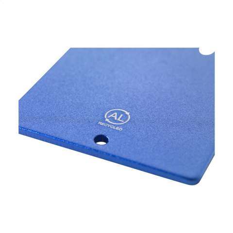 WoW! Flesopener van 100% gerecycled aluminium. De opener heeft het prettige formaat van een creditcard en is gemakkelijk aan een sleutelring te bevestigen. GRS-gecertificeerd.    Aluminium kan oneindig vaak gerecycled worden terwijl de kwaliteit van het materiaal behouden blijft. Door het gebruik van gerecycled aluminium worden er minder nieuwe grondstoffen gebruikt tijdens de productie van dit product. Dit betekent minder energieverbruik en minder gebruik van water.