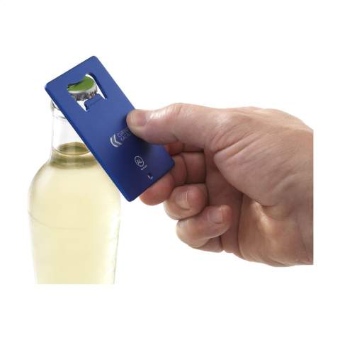 WoW! Flesopener van 100% gerecycled aluminium. De opener heeft het prettige formaat van een creditcard en is gemakkelijk aan een sleutelring te bevestigen. GRS-gecertificeerd.    Aluminium kan oneindig vaak gerecycled worden terwijl de kwaliteit van het materiaal behouden blijft. Door het gebruik van gerecycled aluminium worden er minder nieuwe grondstoffen gebruikt tijdens de productie van dit product. Dit betekent minder energieverbruik en minder gebruik van water.