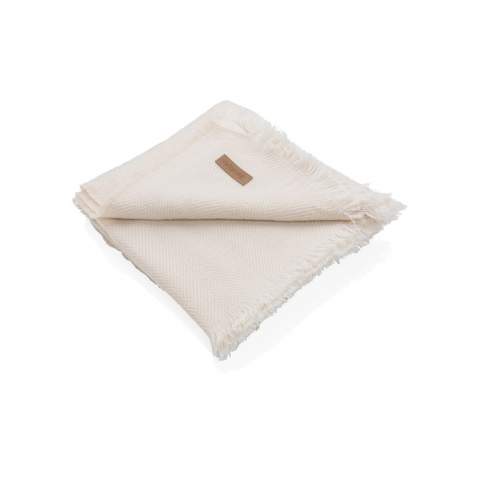 Geef je huis een stijlvolle upgrade met deze Ukiyo Aware™ Polylana® geweven deken. Deze hoogwaardige deken is geweven met franjes aan de randen. Bewaar het op je bank voor gezellige filmavonden of op je bed voor een mooie gelaagde look. Met AWARE™ tracer die het echte gebruik van gerecyclede materialen valideert. Elke deken bespaart 51.5 liter water. 2% van de opbrengst van elk verkocht product dat AWARE™ bevat, wordt gedoneerd aan Water.org.