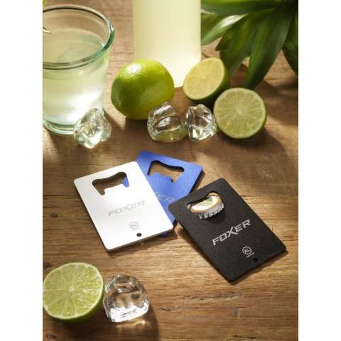 WoW! Flesopener van 100% gerecycled aluminium. De opener heeft het prettige formaat van een creditcard en is gemakkelijk aan een sleutelring te bevestigen. GRS-gecertificeerd.    Aluminium kan oneindig vaak gerecycled worden terwijl de kwaliteit van het materiaal behouden blijft. Door het gebruik van gerecycled aluminium worden er minder nieuwe grondstoffen gebruikt tijdens de productie van dit product. Dit betekent minder energieverbruik en minder gebruik van water.