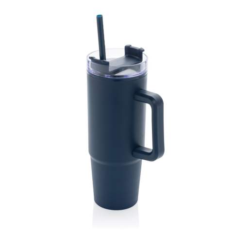 Maak kennis met de Tana tumbler. Een 900 ml plastic tumbler gemaakt van 42% gerecycled materiaal voor milieuvriendelijke hydratatie met een lage impact. Of je nu aan het werk , onderweg of aan het sporten bent, deze tumbler is je ideale metgezel. De geavanceerde deksel heeft een draaibare dop met drie standen: een morsbestendige rietjesopening, een drinktuit en een volledig afgesloten deksel. Het ergonomische handvat met comfortabele grip zorgt voor gemakkelijk dragen, en de slanke basis past in de meeste autobekerhouders. Alleen met de hand afwassen. Totaal gerecyclede inhoud: 42% op basis van het totale gewicht van het artikel. Vrij van BPA. Inhoud: 900 ml. Inclusief FSC®-gecertificeerde kraft geschenkverpakking.