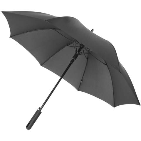 Ce parapluie tempête semi automatique 23" dispose d'un système anti tempête qui donne une flexibilité maximale dans des conditions difficiles. Ouverture automatique, mât métal avec baleines en fibre de verre, et poignée avec revêtement gomme. Sous pochette.