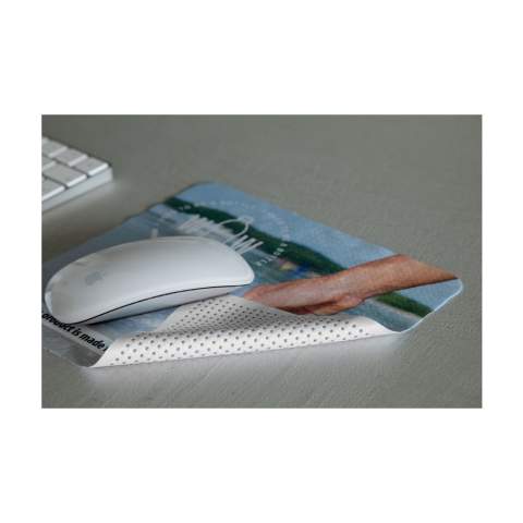 WoW! Multifunctionele RPET muismat met slipvaste onderzijde. Functioneert als muismat en als schoonmaakdoek voor je computerscherm. Optioneel: Per stuk in doos.