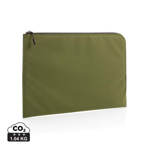 Berg je laptop veilig op in de strakke en minimalistische 15,6-inch laptophoes met ritssluiting aan de bovenkant. Gemaakt van gerecycled polyester. Met AWARE™-traceer die het echte gebruik van gerecyclede materialen valideert. Elke laptophoes heeft 4,5 0,5 hergebruikt PET-flessen L. 2% van de opbrengst van elk verkocht Impact-product wordt gedoneerd aan Water.org PVC-vrij.<br /><br />FitsLaptopTabletSizeInches: 15.6<br />PVC free: true