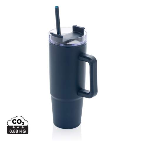 Maak kennis met de Tana tumbler. Een 900 ml plastic tumbler gemaakt van 42% gerecycled materiaal voor milieuvriendelijke hydratatie met een lage impact. Of je nu aan het werk , onderweg of aan het sporten bent, deze tumbler is je ideale metgezel. De geavanceerde deksel heeft een draaibare dop met drie standen: een morsbestendige rietjesopening, een drinktuit en een volledig afgesloten deksel. Het ergonomische handvat met comfortabele grip zorgt voor gemakkelijk dragen, en de slanke basis past in de meeste autobekerhouders. Alleen met de hand afwassen. Totaal gerecyclede inhoud: 42% op basis van het totale gewicht van het artikel. Vrij van BPA. Inhoud: 900 ml. Inclusief FSC®-gecertificeerde kraft geschenkverpakking.