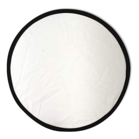 Nylon frisbee, opvouwbaar in hoesje. Bedrukking is standaard op de frisbee, maar kan ook op het hoesje (transferprint). Afmeting van het hoesje: 100x85mm.