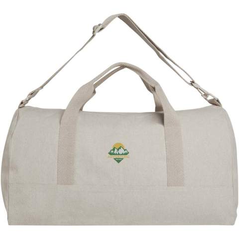 Die Porter Reisetasche aus 500 g/m² Recyclingbaumwolle und recyceltem Polyester verfügt über ein geräumiges Hauptfach für die optimale Aufbewahrung größerer Gegenstände und eine kleine Vordertasche für kleine Gegenstände wie Reisepass oder Telefon. Die Reisetasche kann sowohl an den beiden kurzen Tragegriffen als auch an dem längenverstellbaren und abnehmbaren Schultergurt getragen werden. Die Reisetasche enthält Cyclo®-Recyclingfasern aus vorsortierten Abfällen, die die Farbe des Garns bestimmen. Diese Fasern verringern nicht nur den Bedarf an neuen Rohstoffen, sondern sind auch Ausdruck des Engagements für eine Kreislaufwirtschaft und verkörpern das Wesen der Abfallvermeidung und der Förderung eines geschlossenen Kreislaufs. Jede Tasche wird außerdem mit einem Aware™ Tracer geliefert. Diese innovative Funktion ermöglicht es den Nutzern, die Herkunft und den Weg ihres Artikels mithilfe eines QR-Codes nachzuvollziehen, wodurch die Transparenz der Lieferkette erhöht und eine stärkere Verbindung zwischen dem Produkt und seinem Herstellungsprozess fördert. Fassungsvermögen: 50 Liter.