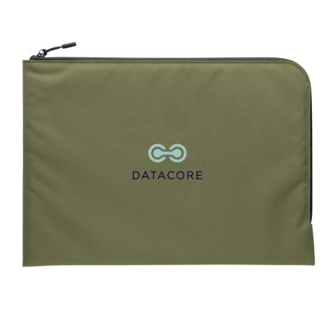 Berg je laptop veilig op in de strakke en minimalistische 15,6-inch laptophoes met ritssluiting aan de bovenkant. Gemaakt van gerecycled polyester. Met AWARE™-traceer die het echte gebruik van gerecyclede materialen valideert. Elke laptophoes heeft 4,5 0,5 hergebruikt PET-flessen L. 2% van de opbrengst van elk verkocht Impact-product wordt gedoneerd aan Water.org PVC-vrij.<br /><br />FitsLaptopTabletSizeInches: 15.6<br />PVC free: true