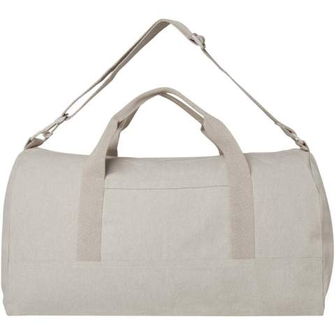Die Porter Reisetasche aus 500 g/m² Recyclingbaumwolle und recyceltem Polyester verfügt über ein geräumiges Hauptfach für die optimale Aufbewahrung größerer Gegenstände und eine kleine Vordertasche für kleine Gegenstände wie Reisepass oder Telefon. Die Reisetasche kann sowohl an den beiden kurzen Tragegriffen als auch an dem längenverstellbaren und abnehmbaren Schultergurt getragen werden. Die Reisetasche enthält Cyclo®-Recyclingfasern aus vorsortierten Abfällen, die die Farbe des Garns bestimmen. Diese Fasern verringern nicht nur den Bedarf an neuen Rohstoffen, sondern sind auch Ausdruck des Engagements für eine Kreislaufwirtschaft und verkörpern das Wesen der Abfallvermeidung und der Förderung eines geschlossenen Kreislaufs. Jede Tasche wird außerdem mit einem Aware™ Tracer geliefert. Diese innovative Funktion ermöglicht es den Nutzern, die Herkunft und den Weg ihres Artikels mithilfe eines QR-Codes nachzuvollziehen, wodurch die Transparenz der Lieferkette erhöht und eine stärkere Verbindung zwischen dem Produkt und seinem Herstellungsprozess fördert. Fassungsvermögen: 50 Liter.