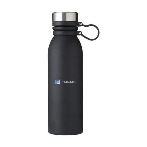 Dubbelwandige, vacuüm geïsoleerde, lekvrije RVS waterfles/thermosfles. De schroefdop is bevestigd aan een draaibare siliconen draaglus en blijft hangen als de fles geopend is. Zo heb je altijd een hand vrij. Geschikt voor het op temperatuur houden van koude of warme dranken. Niet vaatwasserbestendig. Inhoud 600 ml. Per stuk in kraft doos.