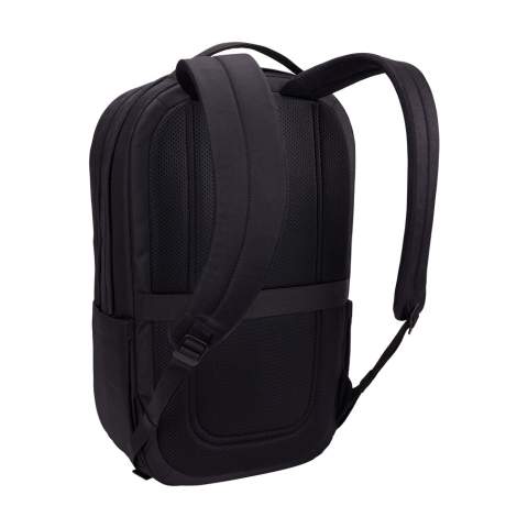 Sac à dos robuste pour ordinateur portable. Fabriqué à partir de 82% de matériaux recyclés : extérieur en polyester 600D 100% recyclé avec revêtement hydrofuge sans PFAS, doublure en polyester 150D recyclé et fermetures à glissière YKK avec attache en matériau recyclé à 86%. Le sac à dos est doté de deux compartiments principaux et de fonctions d'organisation bien pensées. Les différents compartiments sont dotés d'une couche de mousse protectrice pour une protection optimale d'un ordinateur portable de 16,6 pouces et d'une tablette de 12,9 pouces, de plusieurs poches à glissière et d'une poche filet zippée. La poche de sécurité cachée sur le panneau arrière permet de dissimuler les objets importants tels que le passeport ou le portefeuille, tout en les gardant à portée de main. Le panneau arrière est doté d'un filet respirant, de bretelles rembourrées et profilées et d'une poignée en filet rembourrée pour un plus grand confort de transport. Facile à attacher à un chariot. Les matériaux recyclés garantissent une longue durée de vie. Capacité env. 21 litres.