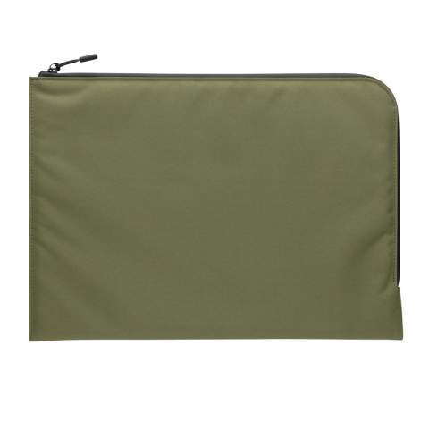 Berg je laptop veilig op in de strakke en minimalistische 15,6-inch laptophoes met ritssluiting aan de bovenkant. Gemaakt van gerecycled polyester. Met AWARE™-traceer die het echte gebruik van gerecyclede materialen valideert. Elke laptophoes heeft 4,5 0,5 hergebruikt PET-flessen L. 2% van de opbrengst van elk verkocht Impact-product wordt gedoneerd aan Water.org PVC-vrij.<br /><br />FitsLaptopTabletSizeInches: 15.6<br />PVC free: true