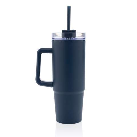 Maak kennis met de Tana tumbler. Een 900 ml plastic tumbler gemaakt van 42% gerecycled materiaal voor milieuvriendelijke hydratatie met een lage impact. Of je nu aan het werk , onderweg of aan het sporten bent, deze tumbler is je ideale metgezel. De geavanceerde deksel heeft een draaibare dop met drie standen: een morsbestendige rietjesopening, een drinktuit en een volledig afgesloten deksel. Het ergonomische handvat met comfortabele grip zorgt voor gemakkelijk dragen, en de slanke basis past in de meeste autobekerhouders. Alleen met de hand afwassen. Totaal gerecyclede inhoud: 42% op basis van het totale gewicht van het artikel. Vrij van BPA. Inhoud: 900 ml. Inclusief FSC®-gecertificeerde kraft geschenkverpakking.