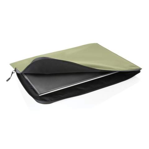 Berg je laptop veilig op in de strakke en minimalistische 15,6-inch laptophoes met ritssluiting aan de bovenkant. Gemaakt van gerecycled polyester. Met AWARE™-traceer die het echte gebruik van gerecyclede materialen valideert. Elke laptophoes heeft 4,5 0,5 hergebruikt PET-flessen L. 2% van de opbrengst van elk verkocht Impact-product wordt gedoneerd aan Water.org PVC-vrij.<br /><br />FitsLaptopTabletSizeInches: 15.6<br />PVC free: true