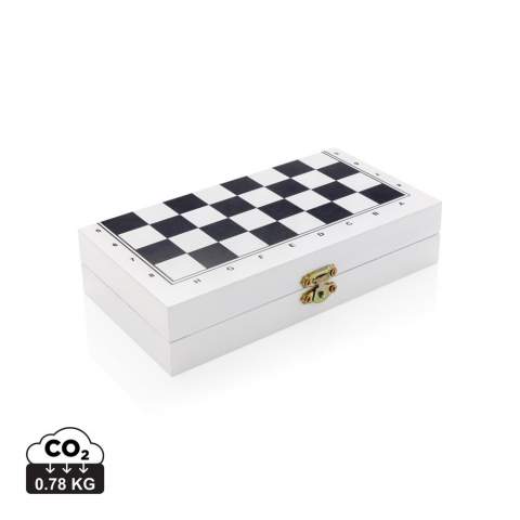 Waarom één spel spelen als je er drie kunt spelen! Deze 3-in-1 set klassieke bordspellen bevat schaken, dammen en backgammon. Biedt eindeloze uren plezier en logisch denken, de dubbelzijdige multi-bordspelset is de perfecte activiteit voor op een zondagmiddag. De doos bevat 2 dobbelstenen, 30 backgammonstukken en een compleet schaakspel. Komt in full colour doos.