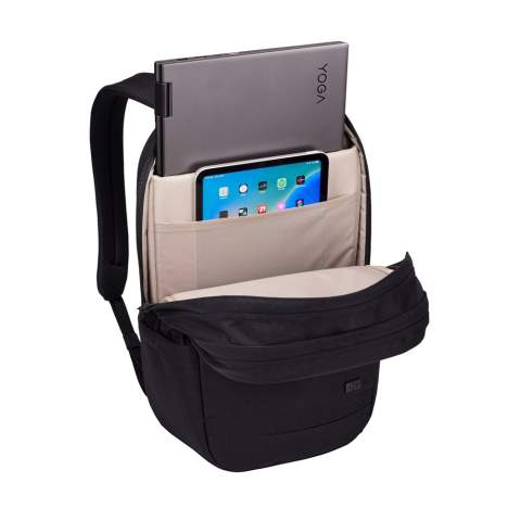 Sac à dos robuste pour ordinateur portable. Fabriqué à partir de 82% de matériaux recyclés : extérieur en polyester 600D 100% recyclé avec revêtement hydrofuge sans PFAS, doublure en polyester 150D recyclé et fermetures à glissière YKK avec attache en matériau recyclé à 86%. Le sac à dos est doté de deux compartiments principaux et de fonctions d'organisation bien pensées. Les différents compartiments sont dotés d'une couche de mousse protectrice pour une protection optimale d'un ordinateur portable de 16,6 pouces et d'une tablette de 12,9 pouces, de plusieurs poches à glissière et d'une poche filet zippée. La poche de sécurité cachée sur le panneau arrière permet de dissimuler les objets importants tels que le passeport ou le portefeuille, tout en les gardant à portée de main. Le panneau arrière est doté d'un filet respirant, de bretelles rembourrées et profilées et d'une poignée en filet rembourrée pour un plus grand confort de transport. Facile à attacher à un chariot. Les matériaux recyclés garantissent une longue durée de vie. Capacité env. 21 litres.