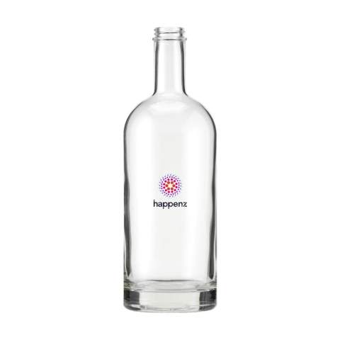 Stilvolle Glaswasserflasche mit Schraubverschluss und stabilem Boden. Das zeitlose Design macht diese Flasche ideal als Tischflasche und besonders geeignet für den Einsatz in der Gastronomie. Die Flasche ist spülmaschinengeeignet, der Verschluss nicht. Um den Aufdruck zu erhalten, wird Handwäsche empfohlen. Fassungsvermögen 1L.