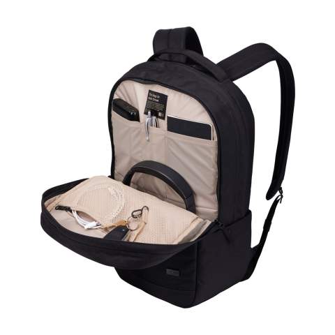 Sac à dos robuste pour ordinateur portable. Fabriqué à partir de 82% de matériaux recyclés : extérieur en polyester 600D 100% recyclé avec revêtement hydrofuge sans PFAS, doublure en polyester 150D recyclé et fermetures à glissière YKK avec attache en matériau recyclé à 86%. Le sac à dos est doté de deux compartiments principaux et de fonctions d'organisation bien pensées. Les différents compartiments sont dotés d'une couche de mousse protectrice pour une protection optimale d'un ordinateur portable de 16,6 pouces et d'une tablette de 12,9 pouces, de plusieurs poches à glissière et d'une poche filet zippée. La poche de sécurité cachée sur le panneau arrière permet de dissimuler les objets importants tels que le passeport ou le portefeuille, tout en les gardant à portée de main. Le panneau arrière est doté d'un filet respirant, de bretelles rembourrées et profilées et d'une poignée en filet rembourrée pour un plus grand confort de transport. Facile à attacher à un chariot. Les matériaux recyclés garantissent une longue durée de vie. Capacité env. 21 litres.