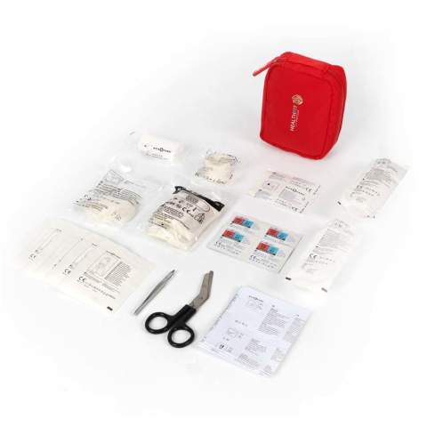 Kit de premiers secours MDR classe 2a. L’étui en nylon contient 59 pièces d’équipement de premiers secours d’une durée de conservation de 5 ans. Contenu : 40 pansements résistants à l’eau, 6 écouvillons secs, 4 tampons nettoyants pour la peau, 2 pansements de premier secours, 1 bandage élastique, 1 paire de ciseaux, 1 pince à épiler métallique, 1 compresse de coton pour brûlures, 1 paire de gants jetables, 1 rouleau de sparadrap et 1 mode d’emploi.