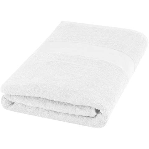 Cette serviette dde haute qualité et durable de 450 g/m² propose une épaisseur agréable, un toucher soyeux et se révèle très douce sur la peau. Cet article est certifié STANDARD 100 by OEKO-TEX®. Cette certification garantit que le produit textile a été fabriqué à l'aide de procédés durables, dans des conditions de travail respectueuses de l'environnement et socialement responsables, et qu'il est exempt de produits chimiques ou de matières synthétiques nocives. Disponible dans plusieurs couleurs magnifiques pour parfaire la décoration de tout type de salle de bain, dans une maison ou un hôtel. La serviette est teinte avec un procédé de teinture sans eau qui réduit la demande en eau douce. Cela évite également la production de gros volumes d'eau polluée, caractéristiques des procédés de teinture à base d'eau. Dimensions de la serviette : 70 x 140 cm. Fabriquée en Europe. 