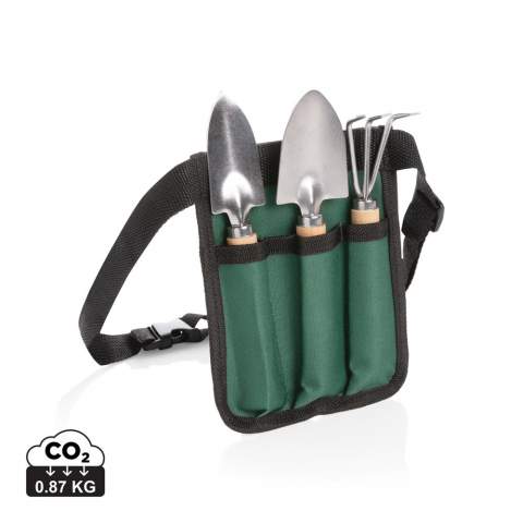 3 pcs wood garden set including a big shovel, small shovel and rake. Polyester hip pouch to store the tools in. Hip belt with clip adjustable in size up to 120 cm.