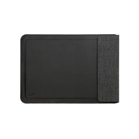 Pochette pour ordinateur portable Swiss Peak en Polyester RCS avec chargement sans fil 5W, conçue pour les ordinateurs portables de 14 à 15,6 pouces, allie style, fonctionnalité et durabilité. Utilisez-la pour transporter votre ordinateur partout où vous allez et, une fois arrivé à destination, transformez-la en poste de travail. Fabriquée en polyester recyclé certifié RCS (Recycled Claim Standard), elle contient 6 % de matériaux recyclés par rapport au poids total de l'article. Cette pochette élégante est dotée d'une fermeture magnétique et offre des capacités de charge magnétique sans fil de 15 W pour que vos appareils restent alimentés pendant vos déplacements. Elle offre un équilibre parfait entre protection et portabilité. La pochette est livrée avec un câble RCS Type-C RTPE noir de 120 cm pour une connectivité pratique et nécessite une entrée minimale de 9V/2A. Le produit est emballé dans une boîte noire Swiss Peak sans plastique FSC. L'article et les accessoires sont sans PVC.<br /><br />WirelessCharging: true<br />PVC free: true