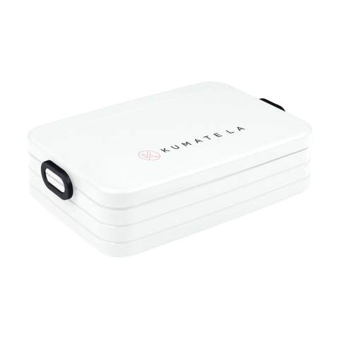 Zeer royale, luxe ABS lunchbox van het merk Mepal. Met uitneembare verdeler en handige kliksluiting. Het deksel sluit perfect en is voorzien van een afdichtring zodat de inhoud lang vers blijft. Een hoogwaardig kwaliteitsproduct. Inhoud 1,5 liter. Geschikt voor maximaal 8 boterhammen. Food Approved. Met 2 jaar Mepal fabrieksgarantie. Made in Holland.       VOORRAAD INFORMATIE: Tot 1.000 stuks beschikbaar binnen 10 werkdagen. Uitzonderingen voorbehouden.