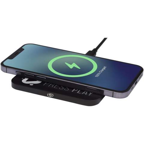 Le tapis de charge sans fil haut de gamme Hybrid de 15 W est un atout pour tout bureau. Il peut facilement tenir dans les poches d'un sac d'ordinateur portable en raison de son design ultra-mince. Fabriqué à partir d'un boîtier en aluminium durable combiné à un tapis de charge en cuir TPU antidérapant. Avec une sortie de charge sans fil jusqu'à 15 W, les appareils sont entièrement alimentés rapidement. Compatible avec tous les appareils Qi (iPhone 8 ou supérieur et appareils Android prenant en charge la recharge sans fil). Fonctionnalités intégrées FOD (Foreign Object Detection) pour identifier les objets indésirables et assurer un processus de charge en douceur. Livraison dans une boîte en papier Kraft de qualité supérieure avec un autocollant coloré. Câble de chargement de type C inclus.