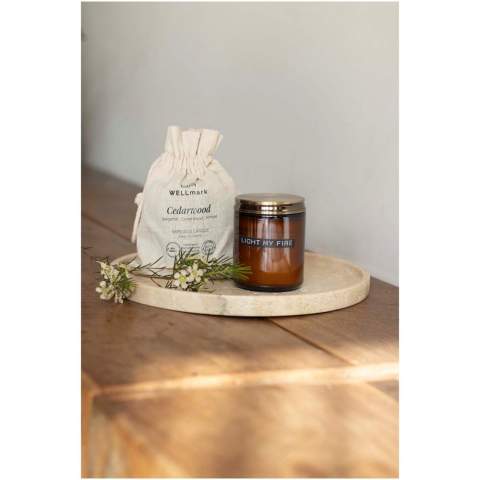 Bougie parfumée au bois de cèdre de taille moyenne présentée dans un verre brun avec couvercle en laiton. La bougie parfumée brûle jusqu'à 35 heures et peut être réutilisée pour ranger des disques de coton ou pour rempoter une jolie petite plante. Le produit est fabriqué à la main aux Pays-Bas à partir de 100 % de cire de colza. Livré dans une pochette en coton. Le texte sur le contenant en verre peut varier.
