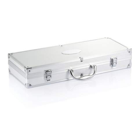 12-delige roestvrijstalen set in aluminium koffer inclusief spatel, tang, vork, vleesmes, 4 spiesen en 4 maïskolfhouders.