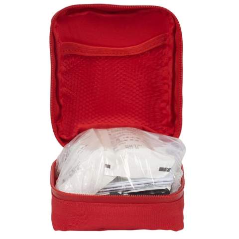 Kit de premiers secours MDR classe 2a. L’étui en nylon contient 59 pièces d’équipement de premiers secours d’une durée de conservation de 5 ans. Contenu : 40 pansements résistants à l’eau, 6 écouvillons secs, 4 tampons nettoyants pour la peau, 2 pansements de premier secours, 1 bandage élastique, 1 paire de ciseaux, 1 pince à épiler métallique, 1 compresse de coton pour brûlures, 1 paire de gants jetables, 1 rouleau de sparadrap et 1 mode d’emploi.