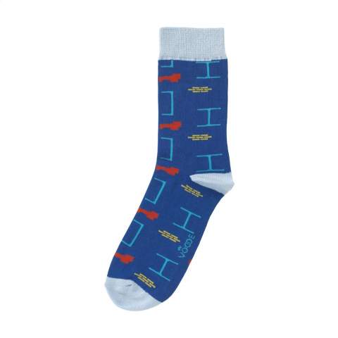 Comfortabele, 100% circulaire sokken van het merk Vodde. De sokken bestaan uit 53% gerecycled katoen (ingezamelde lappen stof), 38% gerecycled polyester (van ingezamelde PET-flessen), 6% nylon en 3% elastaan. Inclusief ingebreid, customised design. De sokken zijn standaard aan elkaar bevestigd met een label, te bedrukken in een eigen, full colour design. Zo ontwerp je je eigen sokken, die perfect aansluiten bij jouw huisstijl en wensen. Deze dunne kwaliteitssokken voor dagelijks gebruik, zijn perfect te combineren met een casual outfit.    • Verkrijgbaar in de maten M (36-40) en L (41-46). • Minimale afname: 100 paar sokken per maat. Minimale afname in totaal: 200 paar sokken.   • Optioneel: Per paar geleverd in een (customised) doosje van gerecycled karton - mogelijk vanaf 1.200 paar sokken.    • Door het dragen van deze duurzame sokken lever je een bijdrage aan een wereld met minder vervuiling. Ontwikkeld en getest in Nederland. Made in the EU.   • De basis van de sokken is gemaakt van gerecycled garen en wordt uitgevoerd in een standaardkleur. Je  kunt kiezen uit 21 standaardkleuren gerecycled garen. Het eventuele patroon in de basis, de boord, hak en teen kunnen in elke kleur naar keuze gerealiseerd worden.   • Het Nederlandse bedrijf Vodde hergebruikt afgedankt textiel om er nieuwe producten van te maken die ontworpen zijn door Nederlandse designers. Vodde maakt haar garens van katoen dat is ingezameld door lokale 'voddenboeren', en van snijafval uit textiel-producties in Europese landen waar Vodde zelf haar producten maakt. Daarnaast wordt gebruik gemaakt van polyesters die voortkomen uit PET-flessen, nylon, visnetten en ander ingezameld afval.