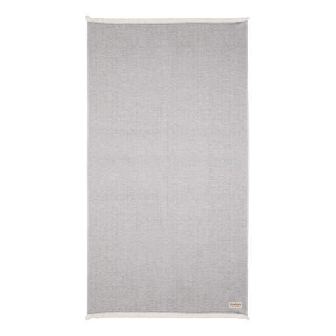 Onze meest luxueuze en veelzijdige (hamam) handdoek. De perfecte reisgenoot onder alle omstandigheden. De handdoek bevat 22% gerecycled katoen. Voelt superzacht en zijdeachtig aan. Met AWARE™ tracer die het echte gebruik van gerecycled katoen valideert. Je kunt hem voor bijna alles gebruiken, zoals het strand, reizen, sauna, zwembad, camping, sporten, als strandlaken, badhanddoek, sjaal, pareo, yogahanddoek, dekentje, als omslagdoek voor je kind noem maar op . Perfect voor op de sofa's. De Hisako plaids zijn ook heerlijk om op te zonnebaden of te gebruiken als een machinewasbare picknickdeken. Elke handdoek bespaart 1409,2 liter water. 2% van de opbrengst van elk verkocht Impact-product wordt gedoneerd aan Water.org. Gemaakt in Portugal.