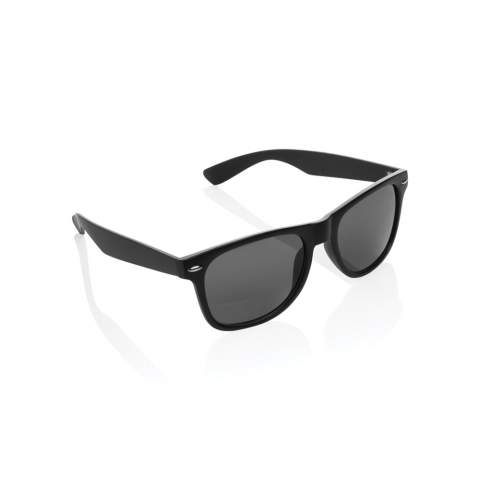 High quality sunglasses made with GRS certified recycled PC frame. Recycled content of frame is 100%. Total recycled content: 65% based on total item weight. GRS certification ensures a completely certified supply chain of the recycled materials. The lenses are smokey acrylic and conform to UV 400 and CAT 3. Packed in a kraft gift box.<br /><br />PVC free: true
