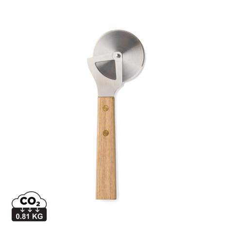 Dieser elegante Pizzaschneider im skandinavischen Design, aus FSC®-zertifiziertem Eschenholz und hochwertigem Edelstahl gefertigt, sorgt für präzises und müheloses Schneiden von Pizza oder anderen Gerichten, die saubere Scheiben erfordern. Sein stabiler Griff sorgt für einen angenehmen Halt und macht ihn zu einer praktischen Ergänzung in Ihrer Küche. Nur Handwäsche