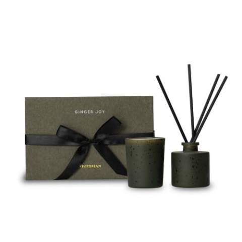 This Ginger Joy set, consisting of a scented candle and a diffuser from the Swedish brand Victorian, decorative scent diffusers with a fresh scent to make your whole house smell nice. The set is packed in a luxury gift box with a ribbon. The glass oil container has a capacity of 50 ml and can last up to 3 weeks and the candle has 15 burning hours.
