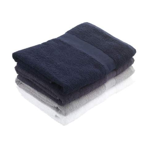 Cette serviette de bain de la marque Wooosh est composée à 50% de coton recyclé et à 50% de coton. La serviette a une boucle pratique et une bande tissée et elle est magnifiquement finie avec une bordure en coton. La douceur de l'éponge au tissage serré donne une sensation de luxe et de confort après une douche revigorante ou un bain chaud. Les fibres des 400 grammes de coton éponge absorbent très bien l'humidité et sont agréables sur la peau pendant le séchage. Ce textile de salle de bain a un look intemporel et s'intègre dans tous les intérieurs. Ce produit est certifié GRS et fabriqué avec une attention particulière portée aux personnes et à l'environnement.