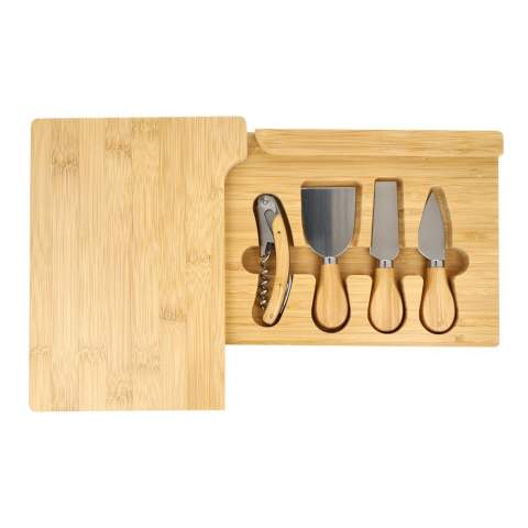 Deze set bestaat uit drie kaasmessen en een wijnflesopener, opgeborgen in een bamboe doos die ook dienst doet als serveerplank. De messen zijn ontworpen voor verschillende kaassoorten, terwijl de doos gemak en stijl toevoegt.