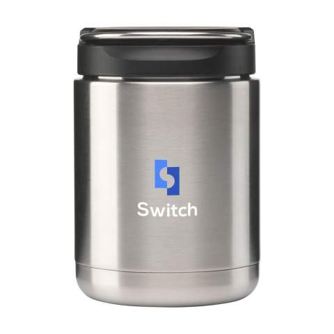 WoW! Récipient alimentaire à double paroi, isolé sous vide, avec anneau de transport en acier inoxydable recyclé et couvercle à vis en plastique. Anti-fuite à 100%. Le récipient est doté d'une grande ouverture pour faciliter le remplissage et le nettoyage. Conserve les aliments et les boissons chauds ou frais pendant longtemps. Parfait pour transporter, par exemple, un déjeuner (chaud), une soupe ou un yaourt avec des fruits. Ne passe pas au lave-vaisselle. Certifié RCS. Matière recyclée totale : 73%. Capacité 500 ml. L'inox peut être recyclé de nombreuses fois tout en conservant en grande partie la qualité du matériau. En utilisant de l'acier inoxydable recyclé, on a besoin de moins de nouvelles matières premières. Cela signifie moins de consommation d'énergie et moins d'utilisation d'eau. Chaque article est fourni dans une boite individuelle en papier kraft marron.