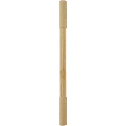 Le duo de stylos Samambu en bambou a deux têtes : 1 stylo à bille et 1 stylo sans encre. Le côté sans encre ne nécessite pas de cartouches d'encre ou de recharge. La pointe en graphite noir du stylo est conçue pour laisser des traces visibles lorsqu'elle entre en contact avec la surface d'écriture. Le choix d'un stylo sans encre en bambou favorise des choix plus durables et encourage l'utilisation de matériaux renouvelables. Le stylo bille est doté d'une encre bleue, d'une mine de 1,00 mm et d'une longueur d'écriture de 600 mètres. Longueur d'écriture du stylo sans encre : 1500 mètres.