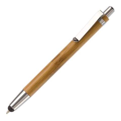Balpen van bamboe materiaal met gemetaliseerde drukker en punt en metalen clip. De pen bevat een stylus om een touchscreen te bedienen. Inclusief zwartschrijvende Jumbo vulling.