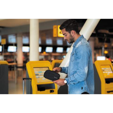Mit dem XD Design Reisepasshalter sind Ihre Wertsachen immer griffbereit und geschützt. In der RFID-geschützten Tasche ist Ihr Reisepass sicher vor Skimming und in der Vordertasche mit Magnetverschluss haben Sie Ihre Bordkarten immer griffbereit. Das Besondere an dieser Reisepasstasche ist, dass Sie sie auch als Telefonständer verwenden können, um Ihre Lieblingsvideos auf Reisen anzuschauen. Dank des 3-in-1-Stauraums im Inneren können Sie die Tasche auch als Geldbörse und Handytasche verwenden. Passt für Mobiltelefone bis zu 5,5". Hergestellt aus recycelten Materialien. Registered Design®.<br /><br />PVC free: true