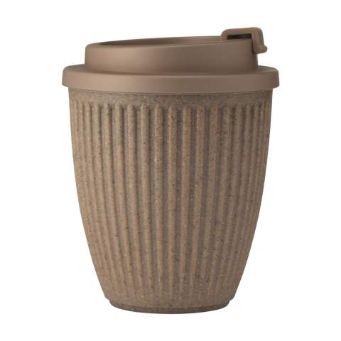 WoW! Tasse à café pour emporter, à double paroi, est fabriqué à partir de marc de café et de déchets de canne à sucre. Ce gobelet durable est doté d'un couvercle à visser avec une ouverture pour boire et une fermeture intégrée pour éviter les fuites indésirables. La paroi intérieure et le couvercle à fermeture pression sont fabriqués à partir d'un matériau compostable appelé polylactide (PLA). Ce gobelet maintient votre café à la bonne température et est parfait lorsque vous êtes en déplacement. Réutilisable, sans BPA et approuvé pour usage alimentaire. Ce produit étant fabriqué à partir de matériaux naturels, il peut y avoir de légères variations de couleur. Cela ajoute à la beauté et au caractère individuel de chaque tasse. Capacité 250 ml. Chaque article est fourni dans une boite individuelle en papier kraft marron.