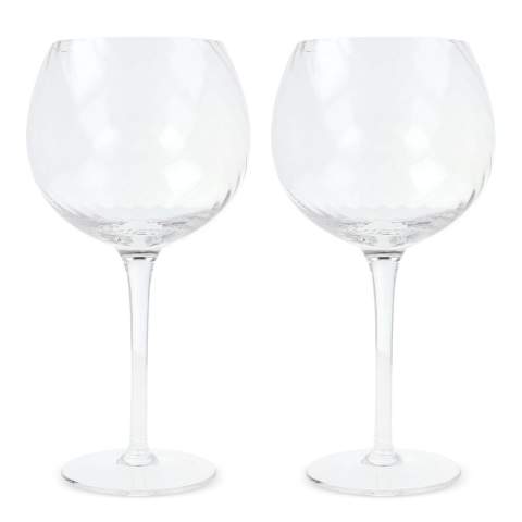Les deux verres à vin Opacity sont en verre transparent et présentent un magnifique motif en verre filé. Ce sont des verres à vin fins et transparents qui offrent un contraste parfait entre le luxe et originalité. Design par Studio Byon. Livrés dans une boîte cadeau.
