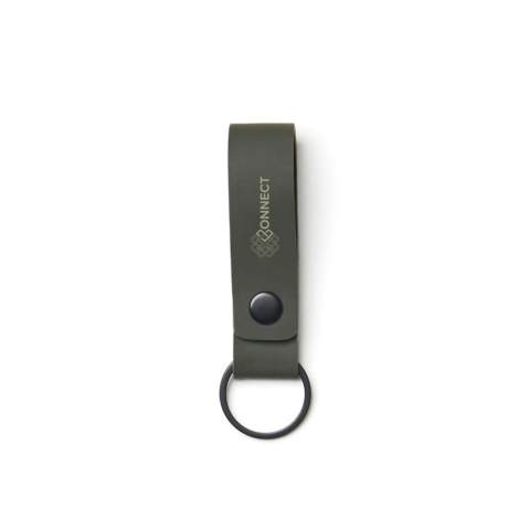 Sleutelhanger met lus van glad PU-materiaal Onze sleutelhanger is stevig bevestigd met een metalen spijker en voegt net zoveel waarde toe aan je algehele look als dat hij ervoor zorgt dat je sleutels niet kwijtraken in je tas.