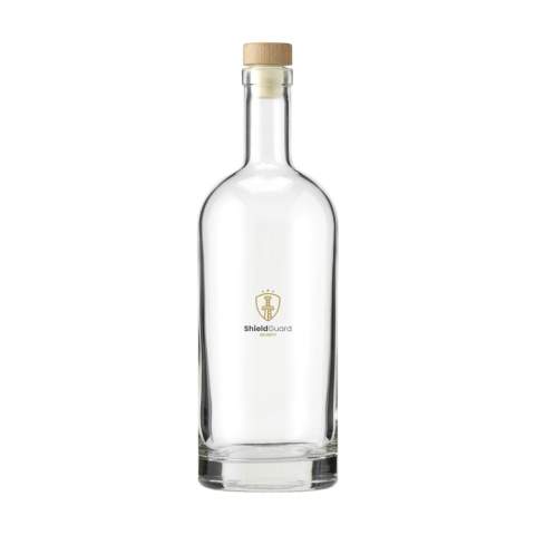 Stilvolle Wasserflasche aus Glas mit Holzkappe, die mit einem Kunststoffkorken und einem stabilen Boden ausgestattet ist. Das zeitlose Design macht diese Flasche ideal als Tischflasche und besonders geeignet für den Einsatz in der Gastronomie. Die Flasche ist spülmaschinengeeignet, der Verschluss mit Korken is nicht spülmaschinengeeignet. Um den Aufdruck zu erhalten, wird Handwäsche empfohlen. Fassungsvermögen 1L.