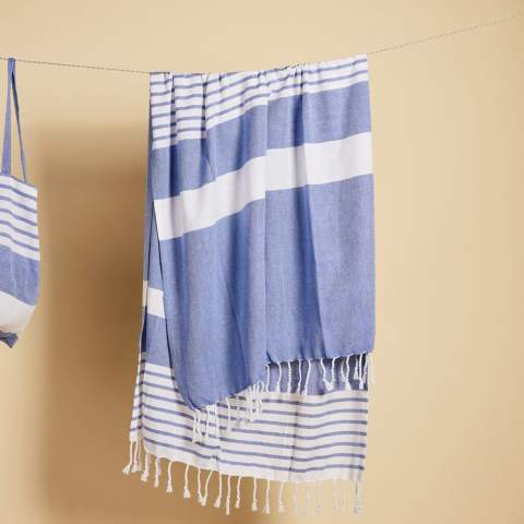 This beautiful Ella hamam towel from Sagaform is made of thin, woven recycled cotton (70%) and polyester (30%). The characteristic pattern of the stripes is typical for Sagaform. Dries quickly and is easy to hang up. Can be used as a bath towel, but just as easy to take rolled up to the beach, the pool or in your training bag. Packed in a beautiful cardboard sleeve.