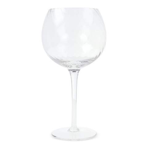 Ces quatre verres à vin Opacity sont fabriqués en verre transparent et présentent un magnifique motif en verre filé. Ce sont des verres à vin fins et transparents qui offrent un contraste parfait entre luxe et originalité. Design par Studio Byon. Livrés dans une boîte cadeau.
