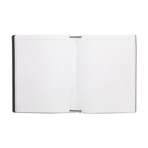 Carnet en format A5 avec une couverture réalisée à partir de déchets de cuir italien recyclés et de liants naturels. Un produit de la marque MADE out of. Le cuir recyclé est très solide, a un bel aspect mat et sent le cuir. La couche supérieure colorée est constituée d'un revêtement PU très fin à 100% à base d'eau. Ce carnet à fermeture élastique peut être reclassé (Réutiliser & Réduire). Fourni avec environ 120 feuilles / 240 pages de papier (90 g/m²). Le contenu est maintenu en place par une bande élastique. Fait main. Conception hollandaise. Fabriqué en Hollande.
